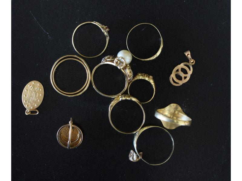 ENSEMBLE DE DEBRIS D'OR (18k) dont bagues...