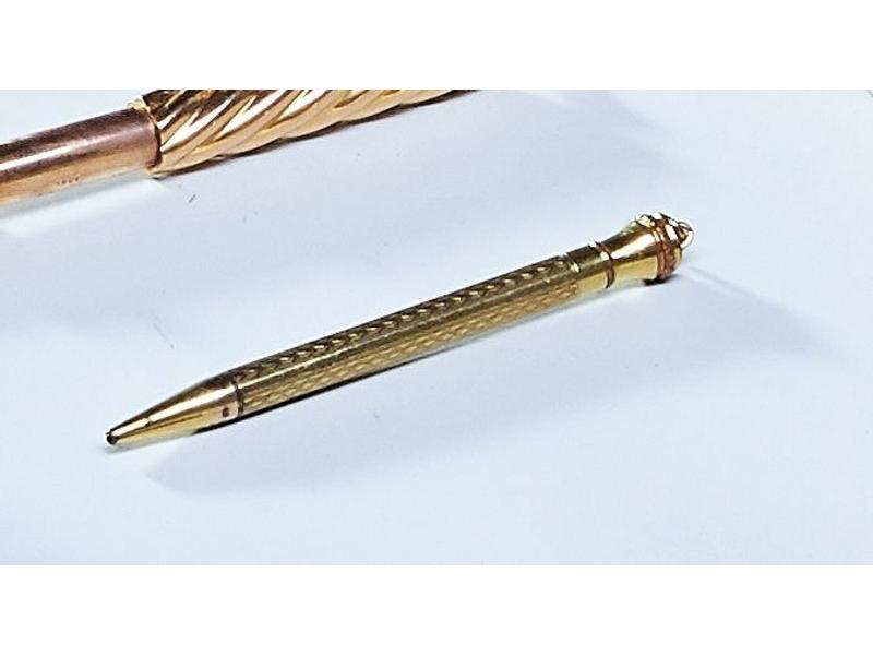 PETIT CRAYON en métal doré.