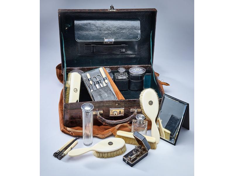 VALISE DE TOILETTE DE DAME en crocodile brun...
