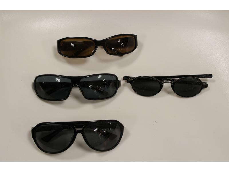 LOT DE QUATRE PAIRE DE LUNETTES DE SOLEIL...