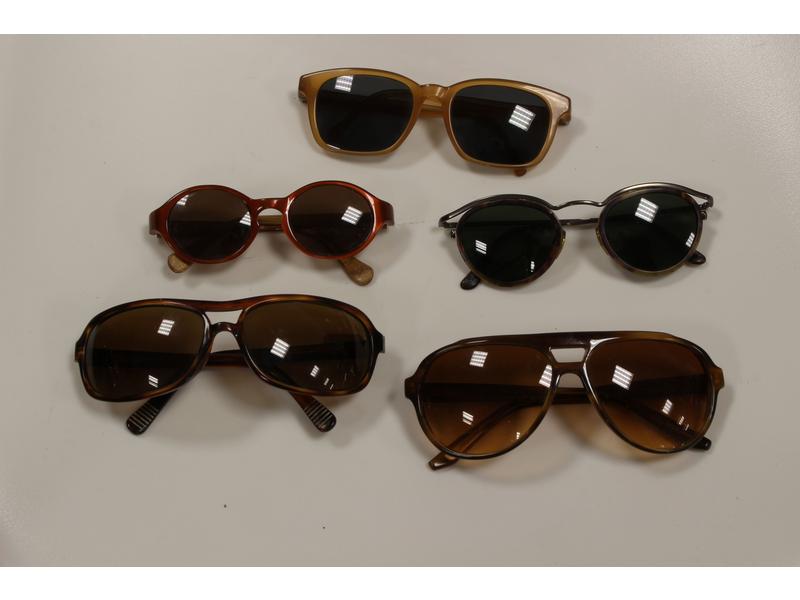 LOT DE CINQ PAIRES DE LUNETTES DE SOLEIL...