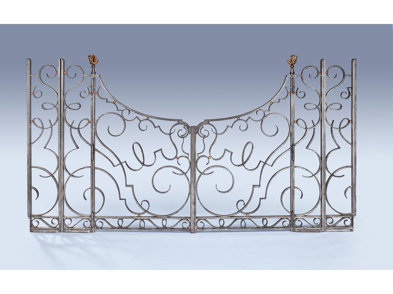 PAIRE DE GRILLES en fer forgé à deux portes...