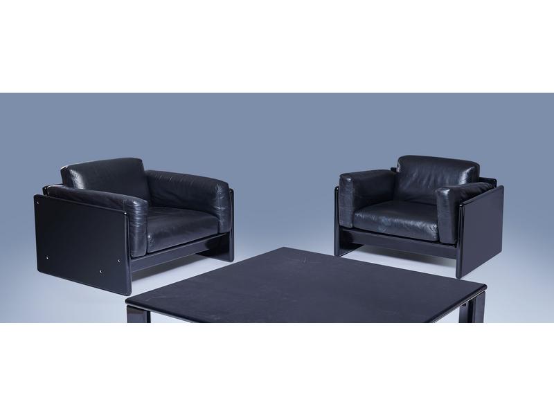 PAIRE DE FAUTEUILS en bois laquée noir, à...