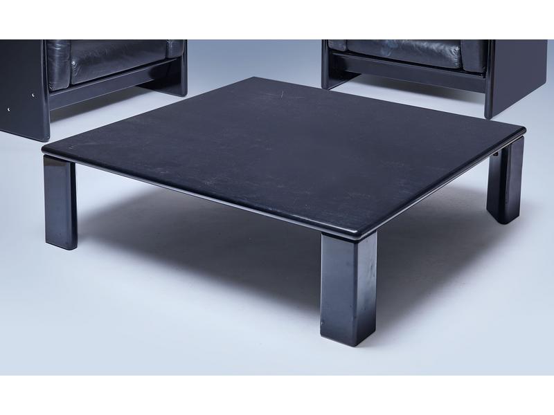 TABLE BASSE carrée laquée noir, pieds droits...