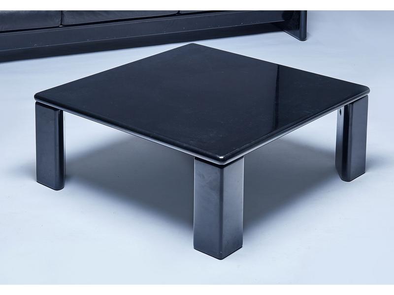 TABLE BASSE carrée laquée noir, pieds droits...