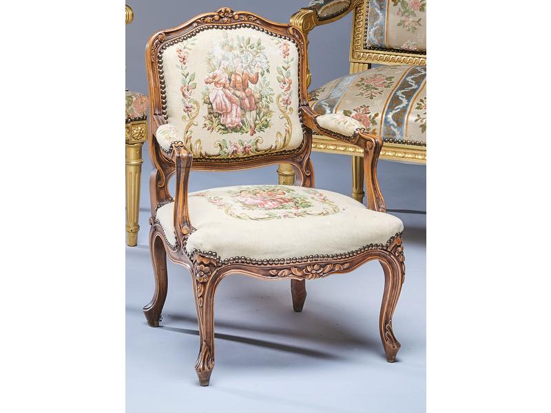 PETIT FAUTEUIL D'ENFANT en hêtre mouluré...