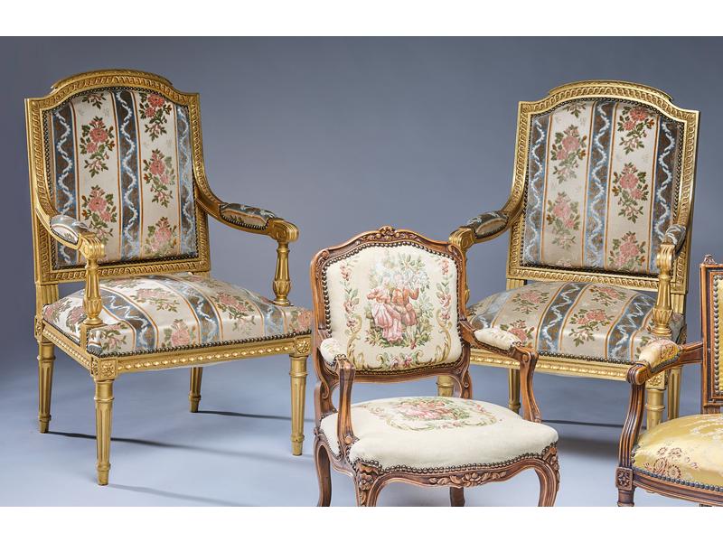 PAIRE DE FAUTEUILS à dossier plat en anse...