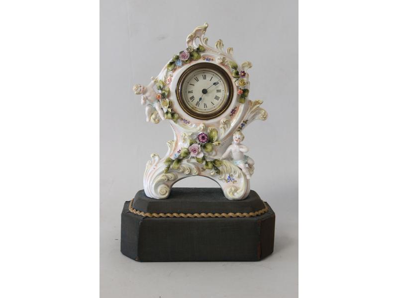 PETITE PENDULETTE en porcelaine émaillée...
