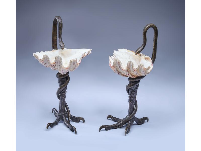 PAIRE DE COUPES formées d'un coquillage avec...