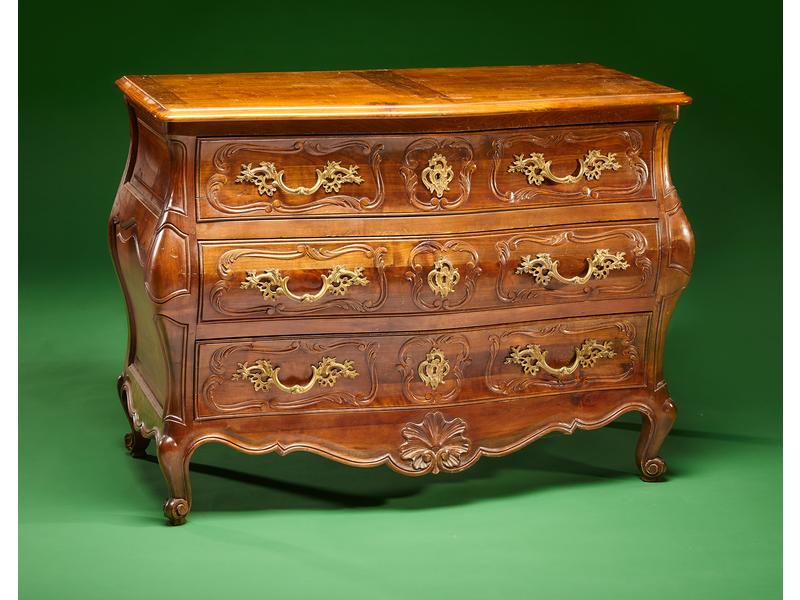 COMMODE de forme tombeau, en noyer façon...