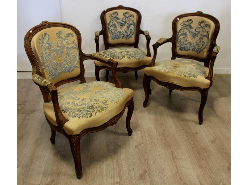 TROIS FAUTEUILS à dossier cabriolet en bois...