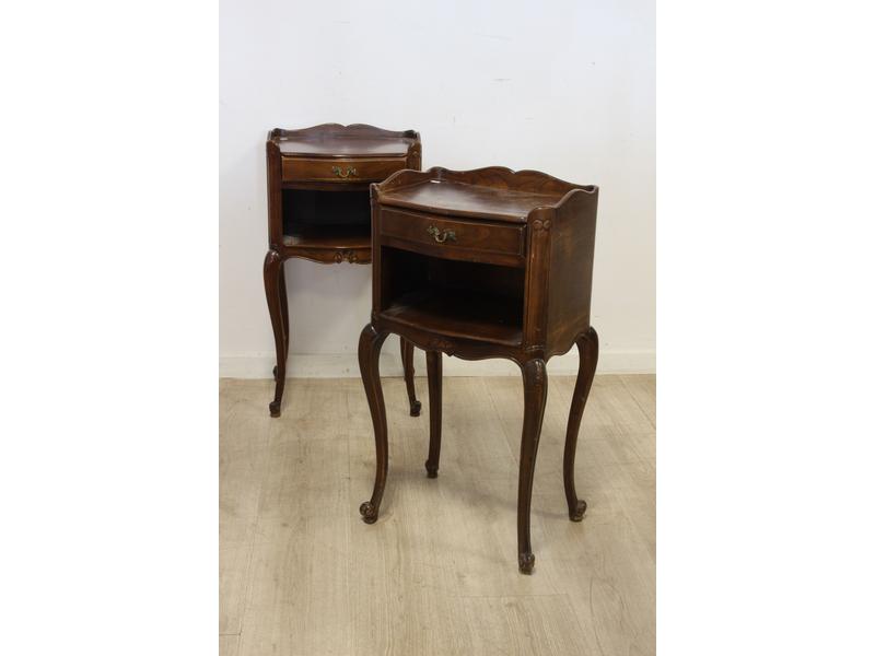 PAIRE DE TABLES DE CHEVET en acajou et placage...