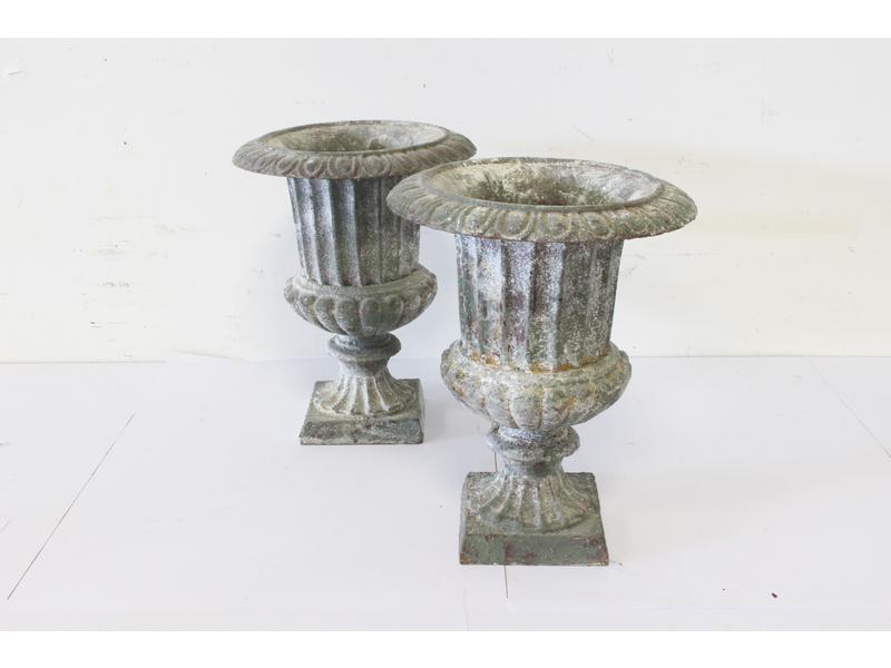 PAIRE DE VASES de forme balustre en fonte...