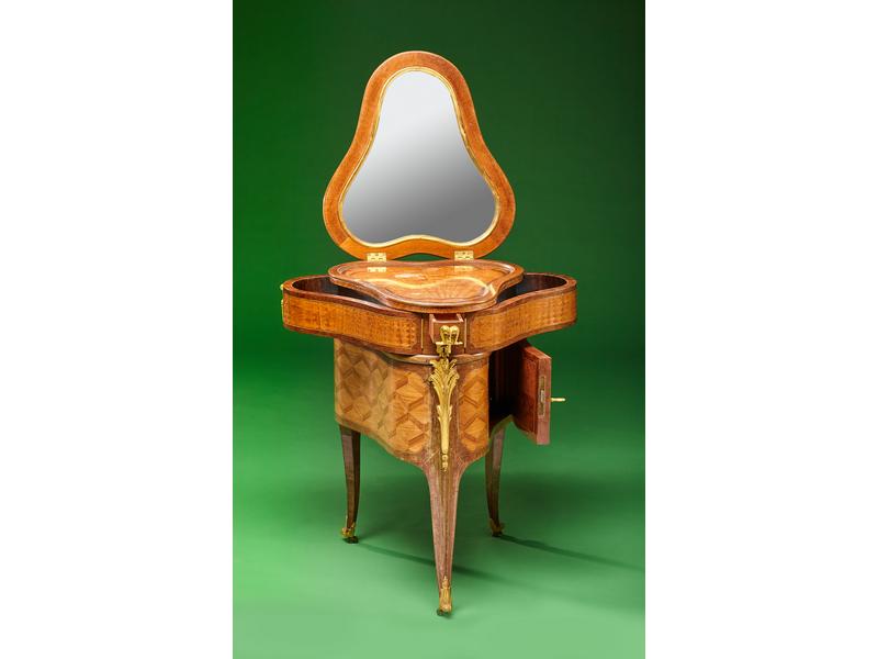 MEUBLE DE TOILETTE formant coiffeuse dite...