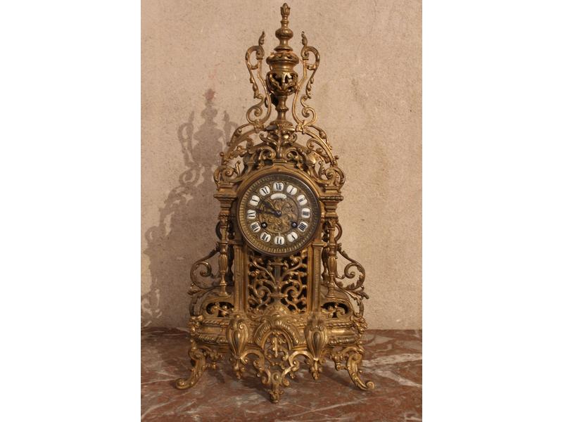 PENDULE en bronze doré et ciselé ajouré,...