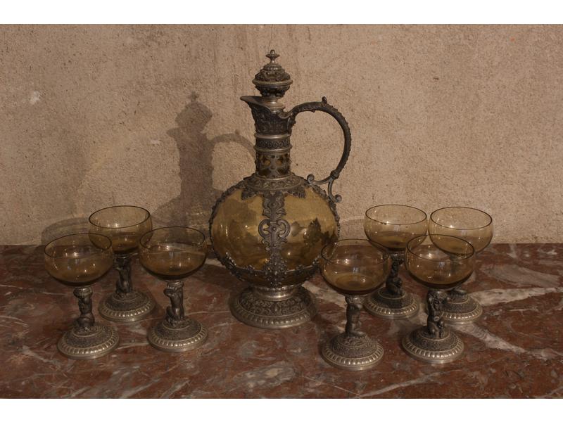 SUITE DE SEPT PETITS VERRES en verre teinté,...