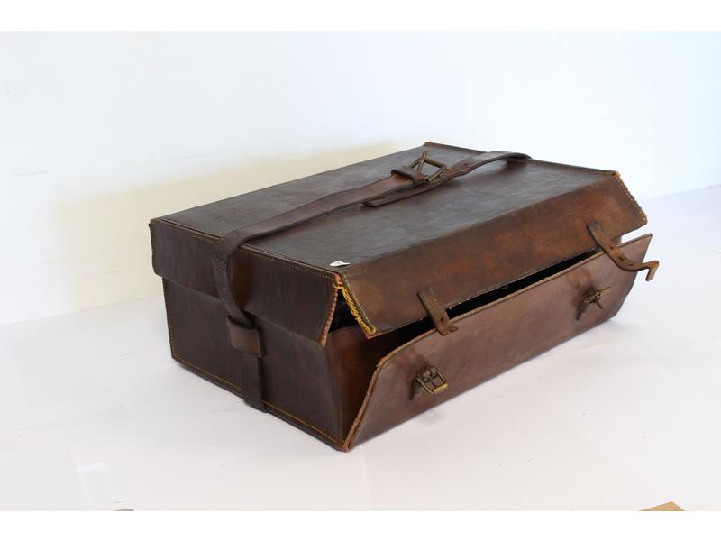 DEUX COFFRES-FORTS portables, rectangulaires...