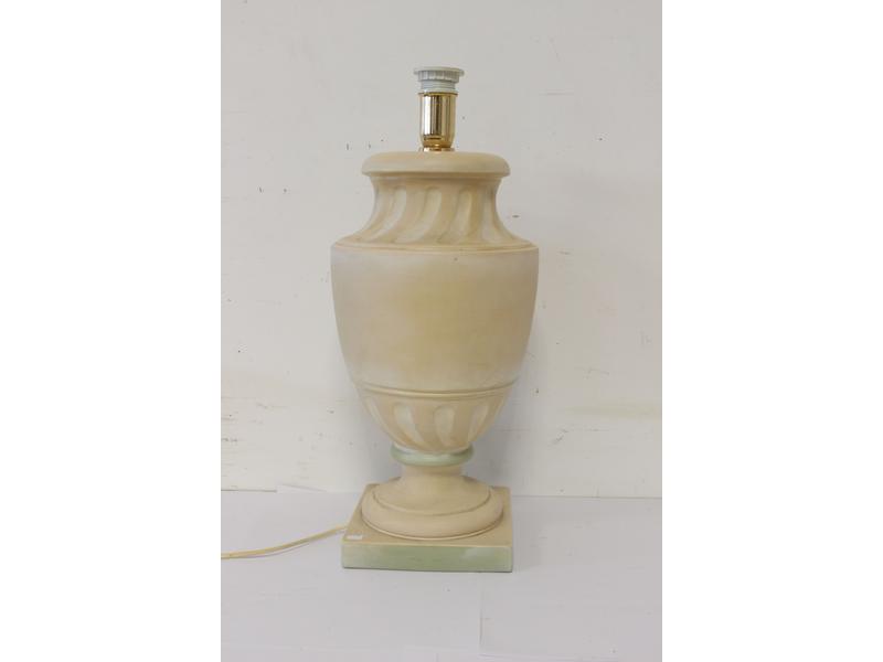 LAMPE à pied en plâtre en forme de vase balustre...
