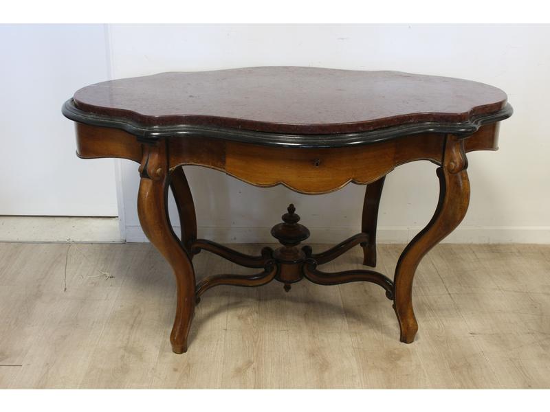 TABLE violonée en placage d'acajou et bois...