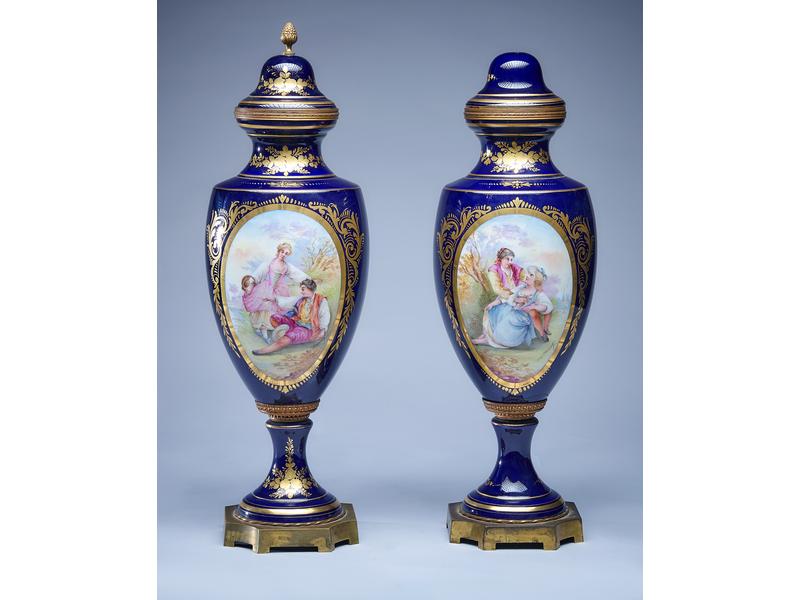 PAIRE DE VASES balustre couverts en porcelaine...