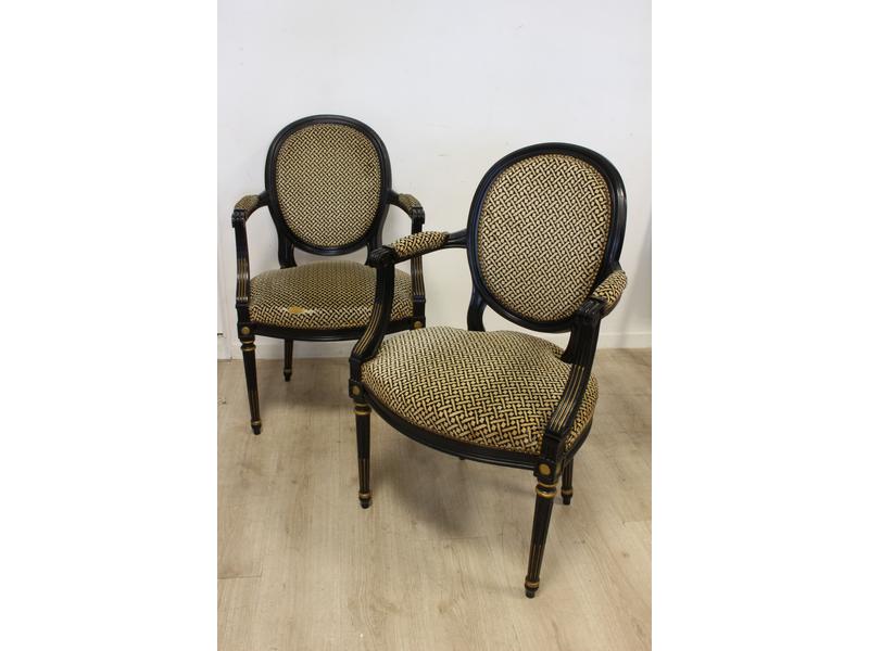 PAIRE DE FAUTEUILS à dossier médaillon cabriolet,...