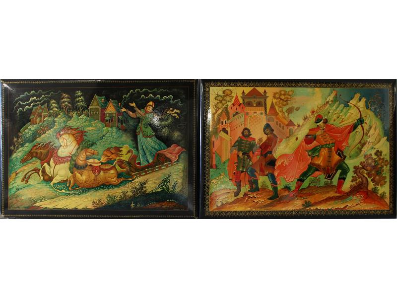 DEUX PANNEAUX en laque à décor polychrome...