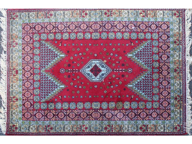 TAPIS en laine polychrome à décor sur fond...