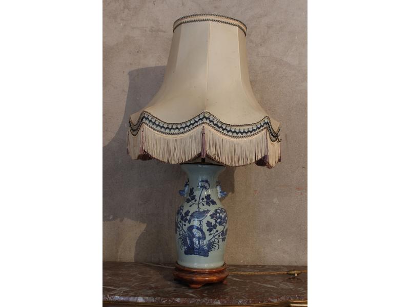 VASE balustre en porcelaine à décor émaillé...