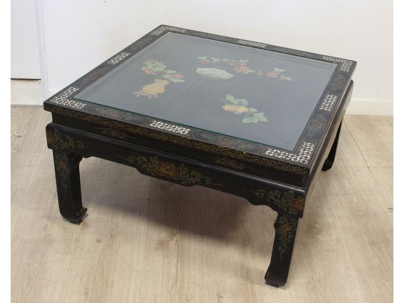 TABLE BASSE carrée en bois laqué noir, incrusté...