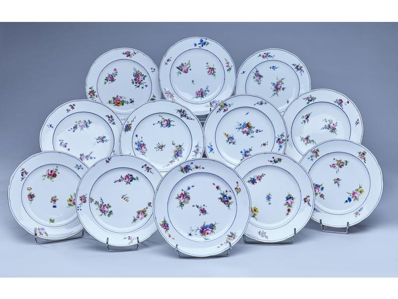 SUITE DE DOUZE ASSIETTES en porcelaine tendre...