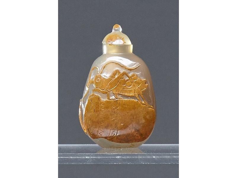 FLACON TABATIERE en agate à décor d'un criquet...