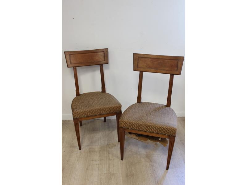 PAIRE DE CHAISES en acajou et bois teinté...