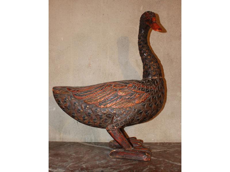 GRANDE OIE en bois sculpté polychrome.