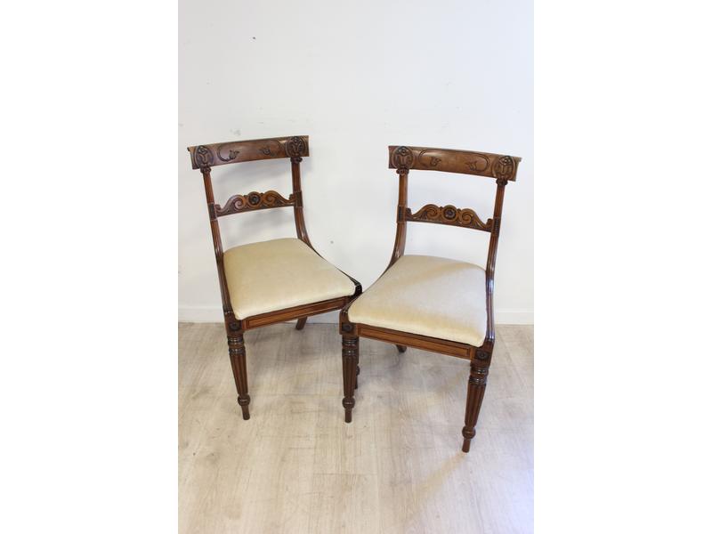 PAIRE DE CHAISES en acajou mouluré et sculpté...