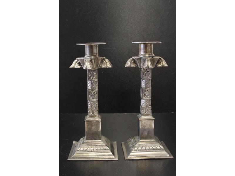 PAIRE DE BOUGEOIRS en bronze argenté, le...