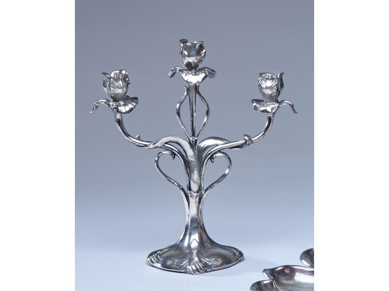 PAIRE DE CANDELABRES à trois bras de lumières...