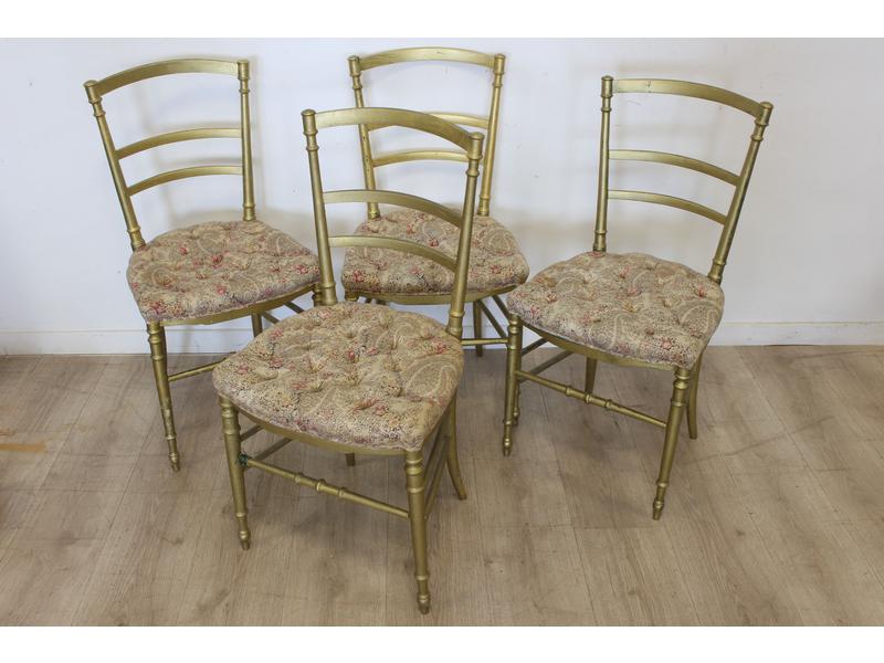 SUITE DE QUATRE CHAISES VOLANTES à dossier...