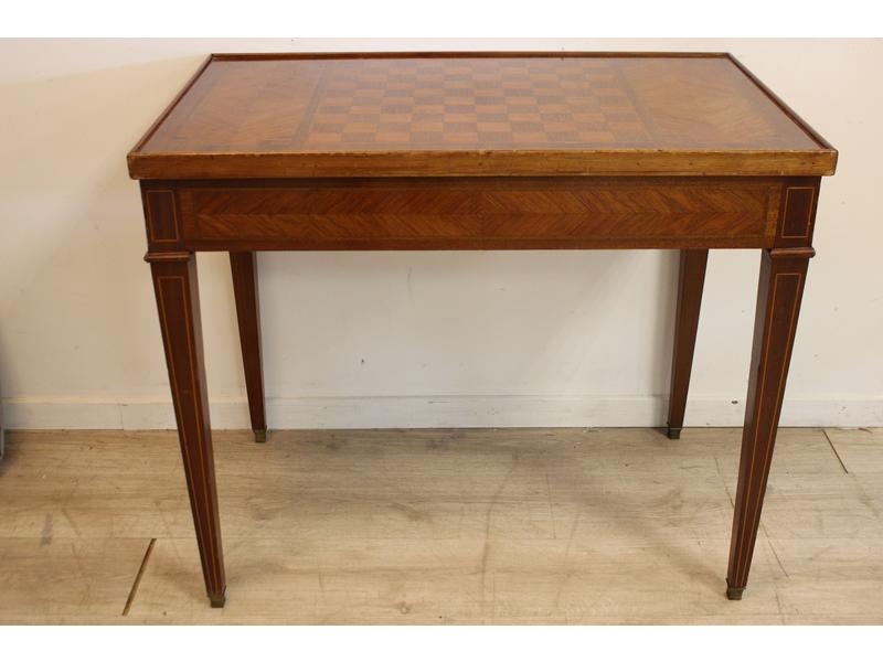 TABLE A JEUX en bois de placage et filets...