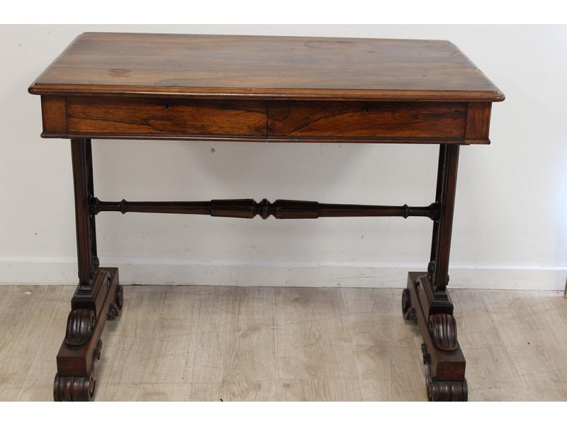 PETIT BUREAU en palissandre de forme rectangulaire...