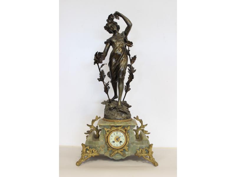 GRANDE PENDULE à l'allégorie du Pavot en...