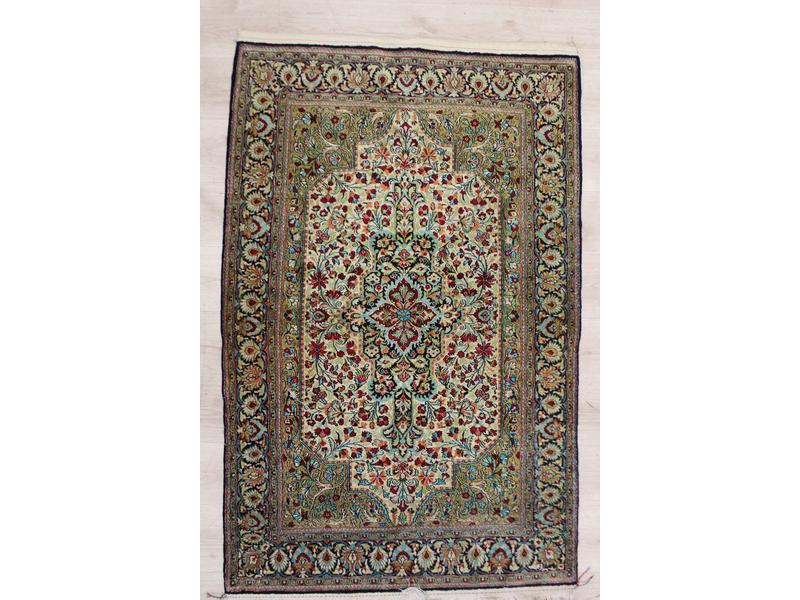 PETIT TAPIS rectangulaire en soie et laine...