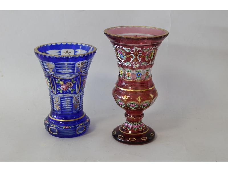 DEUX VASES en cristal taillé l'un teinté...
