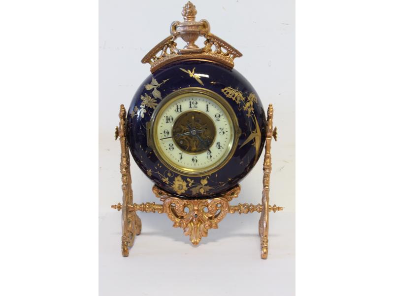 PENDULE ronde en porcelaine émaillée bleu...