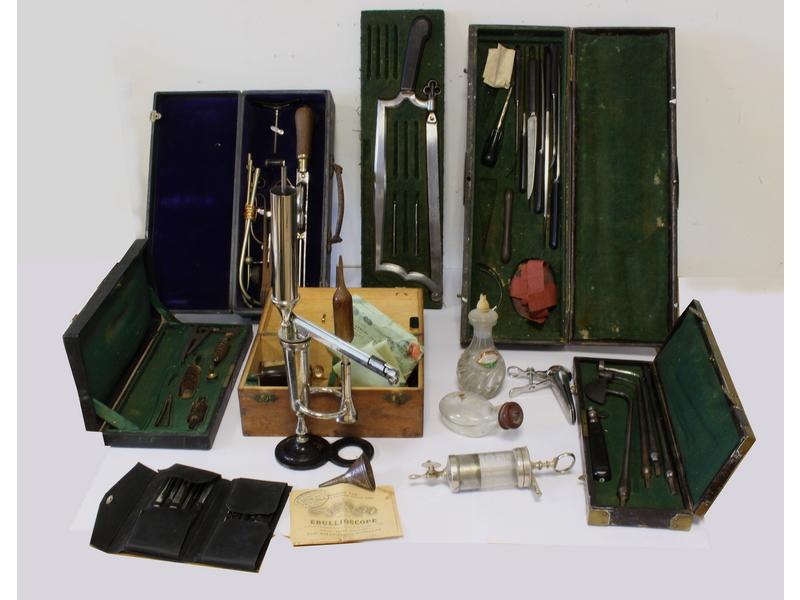 MATERIEL CHIRURGICAL en écrin comprenant...