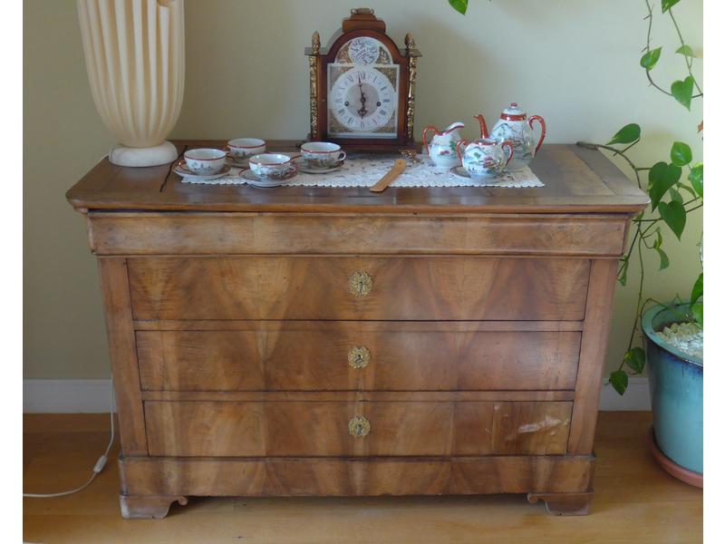 COMMODE en acajou et placage d'acajou flammé...