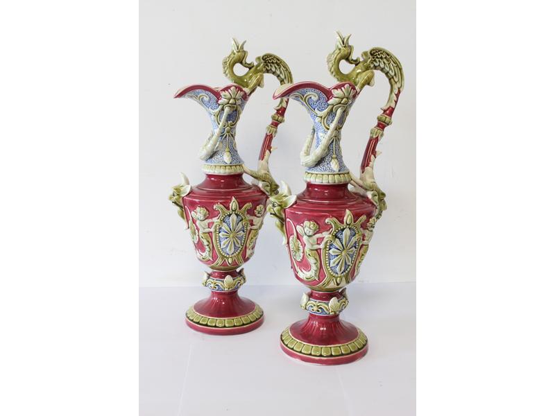 PAIRE D'AIGUIERES en faience émaillée polychrome...