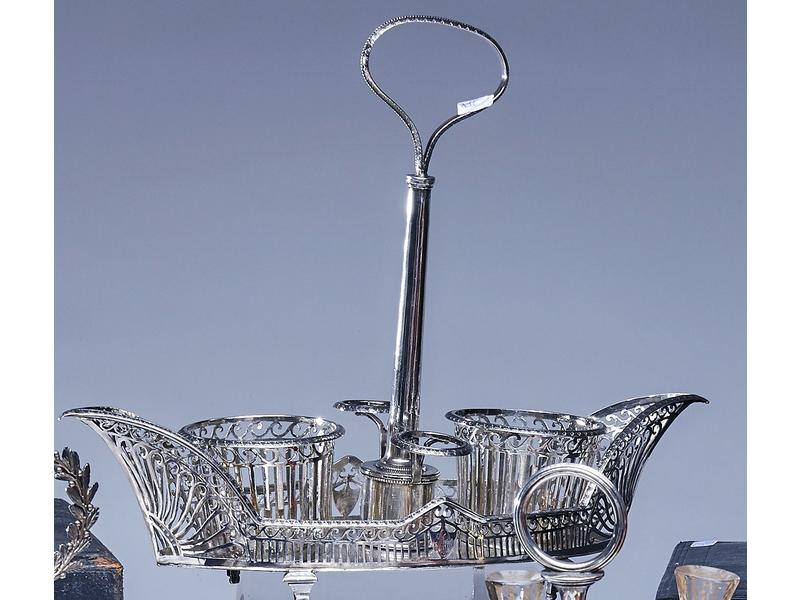 HUILIER-VINAIGRIER en argent de forme navette,...