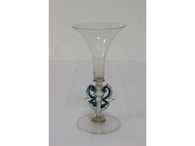 VERRE SUR PIED soufflé, le piétement strillé...