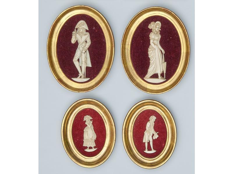 DEUX PAIRES DE MEDAILLONS à décor de personnages...