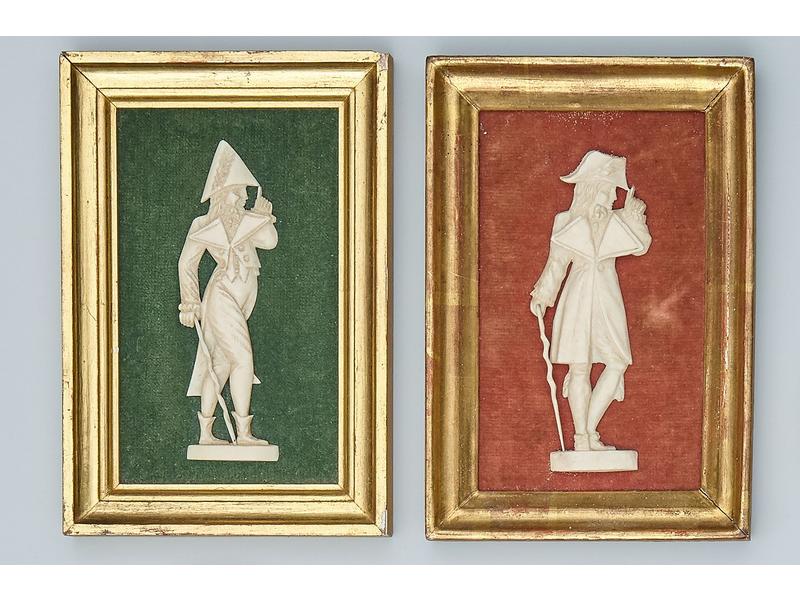 DEUX CADRES à décor de personnages en ivoire...
